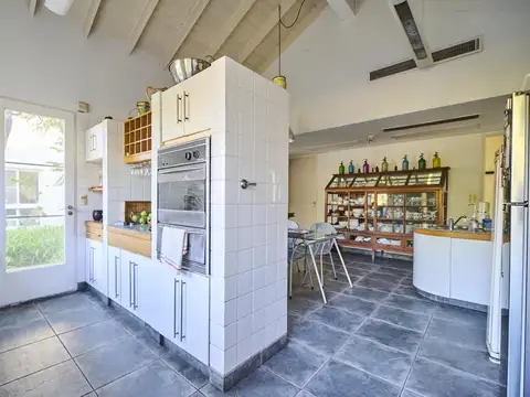Casa en Venta con 4 cocheras
