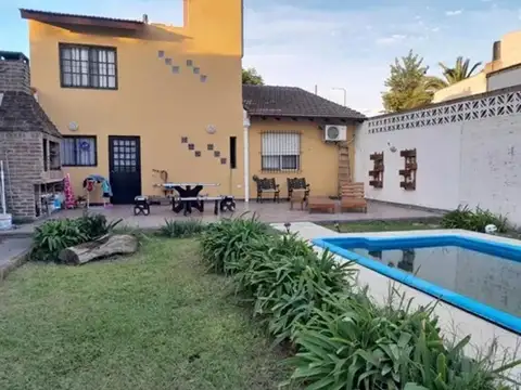 Casa en Venta con 3 cocheras