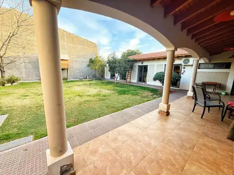 Casa en Venta con 4 cocheras