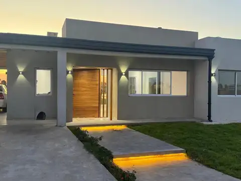 Casa en alquiler y venta con fondo a la laguna 