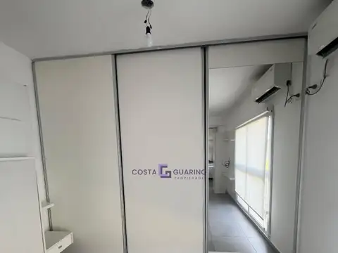 Excelente monoambiente equipado en primer piso con cochera