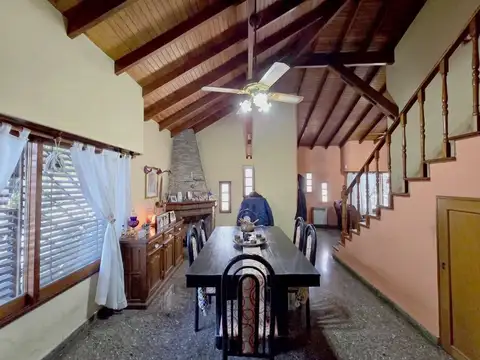 Casa 4 ambientes con 2 baños