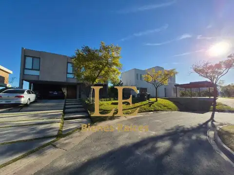 Casa en Venta con 4 cocheras