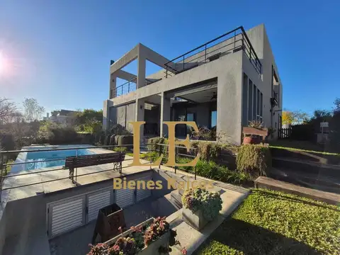 Casa 6 ambientes con 5 baños