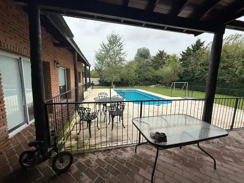 Vivienda de 3 dormitorios, sobre dos lotes de 1500 m2 - pileta