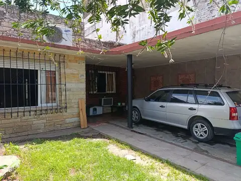 VENTA CASA 3 AMBIENTES EN CASTELAR-PERMUTA