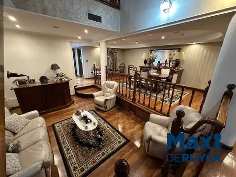 Casa en Venta con 7 cocheras