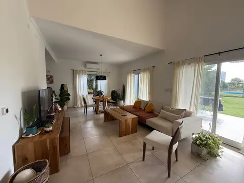 EL CANTON -  Sector PUERTO,  lote central.  CASA EN PB