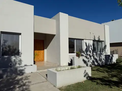 EL CANTON -  Sector PUERTO,  lote central.  CASA EN PB