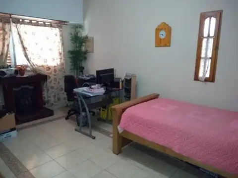 Amplia vivienda sobre Sempere 1678, Burzaco, Alte. Brown