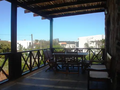 Casa 6 ambientes con 3 baños