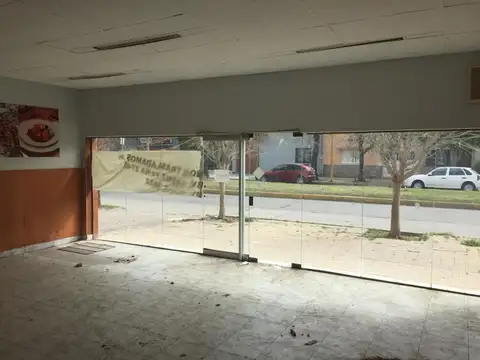 Excelente Local Comercial sobre Bv Saenz Peña
