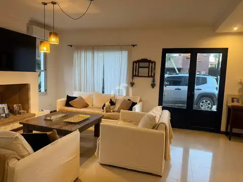 Casa en Venta en La Cascada Country Club, USD 210.000