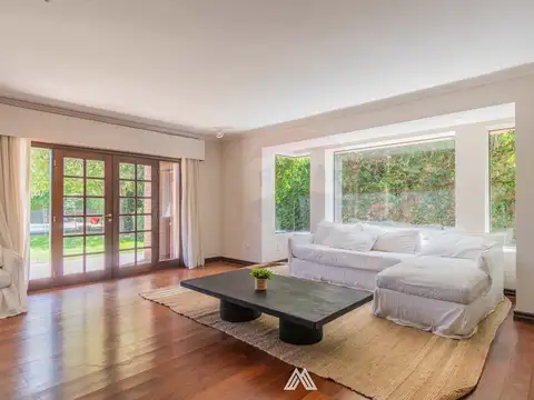 Casa 8 ambientes con 4 baños