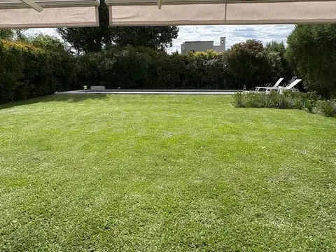 Casa 5 ambientes con 4 baños