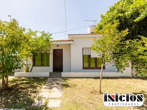 Chalet solo en lote: Dolores N° 296, esquina Azopardo. Mar de Ajó - C853