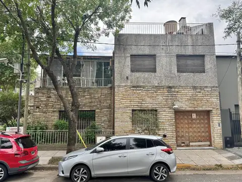 Interesante propiedad en venta para refaccionar en Olivos, ideal dos familias.