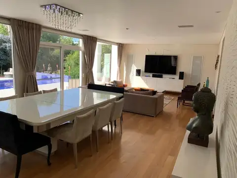 Casa 6 ambientes con 5 baños