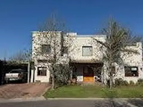 Casa 5 ambientes con 4 baños