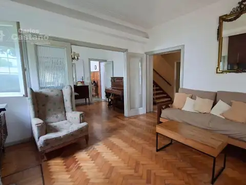 Chalet en Esquina 6 Amb. con Jardín, Garaje, a 4/c de Av. Maipú y Av. Libertador