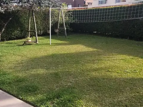 Casa en Alquiler con 1 cochera