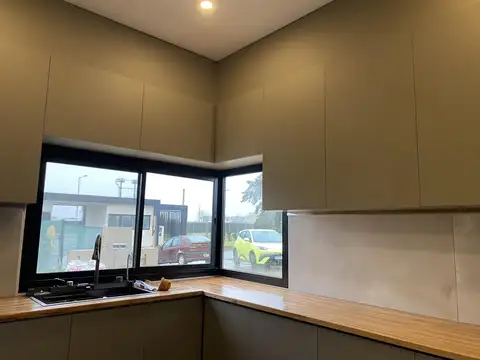 Casa en Venta con 4 cocheras