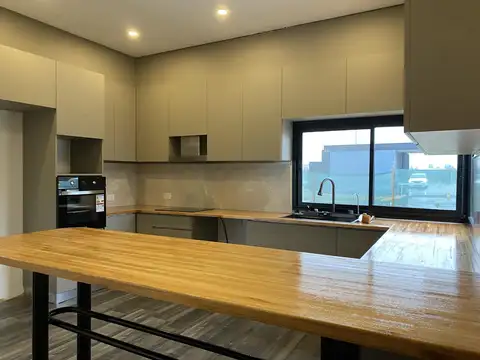 Casa 4 ambientes con 2 baños