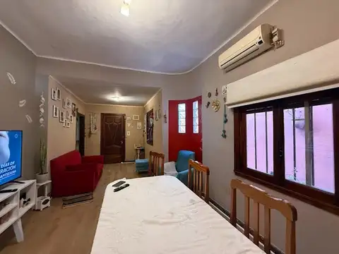 Casa al frete con Cochera y Quincho Cerrado.