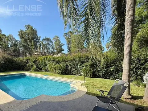 Casa de 5 ambientes con piscina, galería y gran parque en venta - Country Club El Carmen