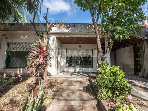 CASA EN VENTA DE 4 AMBIENTES CON FONDO LIBRE