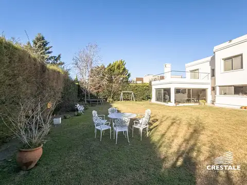 Casa 8 ambientes con 4 baños