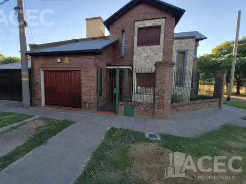 Venta - Casa 2 dormitorios- 2 cocheras - piscina- barrio Fisherton