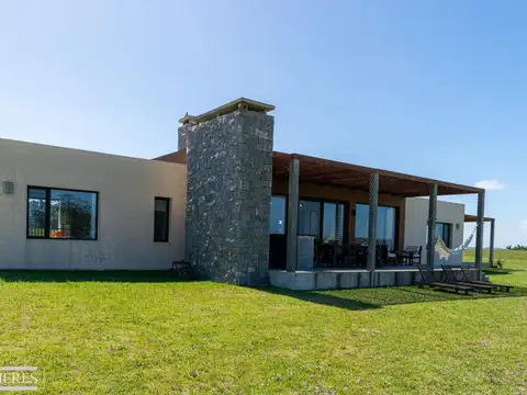VENTA CASA DE 2 DORM EN BARRIO CERRADO PUEBLOMIO MANANTIALES