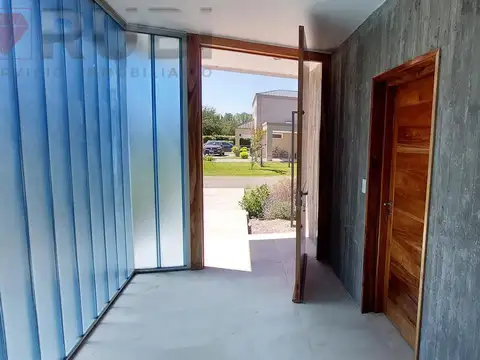 Casa 6 ambientes con 2 baños