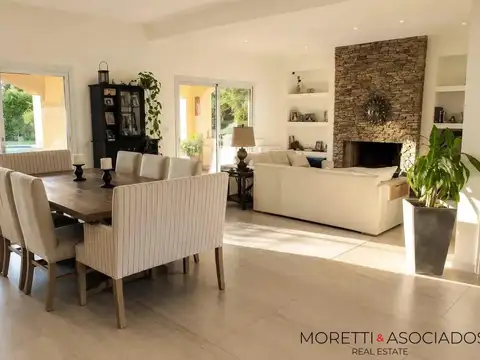 Casa en Venta con 6 cocheras
