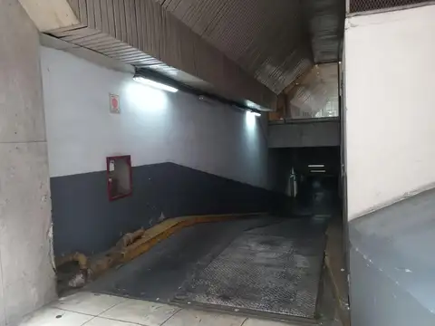 Muy buena cochera para 2 autos. Buen acceso por rampa