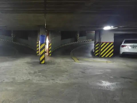 Muy buena cochera para 2 autos. Buen acceso por rampa