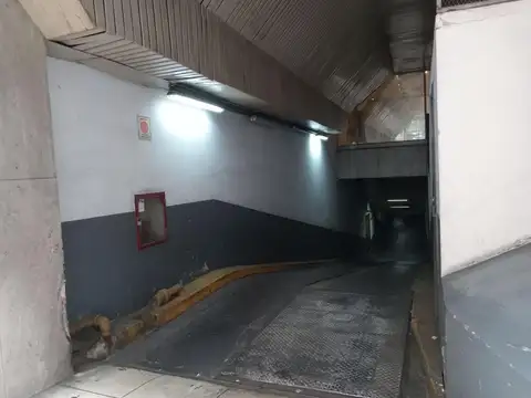 Muy buena cochera para 2 autos. Buen acceso por rampa