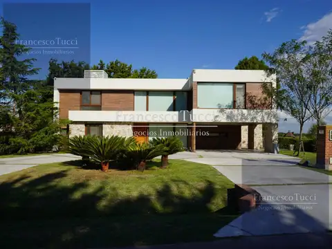 Casa en venta/ alquiler 5 ambientes con vista al golf en El Nacional Club De Campo