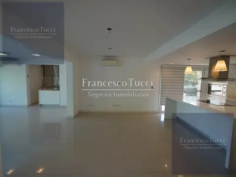 Casa en Alquiler con 2 cocheras