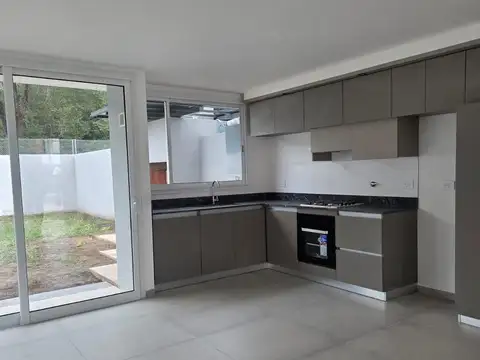 Venta Casa Duplex de 2 dormitorios en housing con amenities y financiación propia