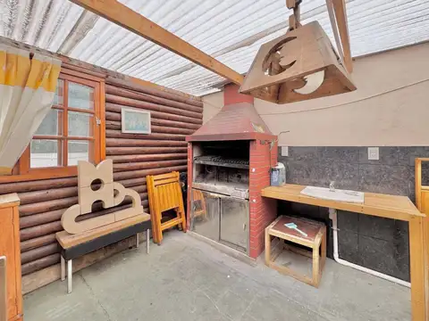 Casa 4 ambientes con 2 baños