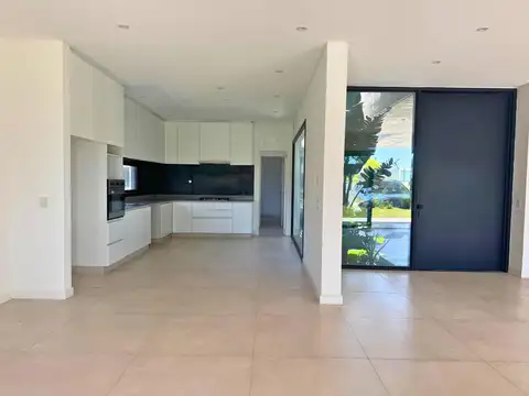 Casa 6 ambientes con 4 baños