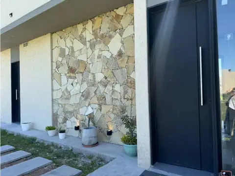 Venta casa 4 ambientes con renta en Santa Clara Al Sur 