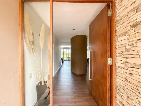 Casa en Alquiler con 2 cocheras
