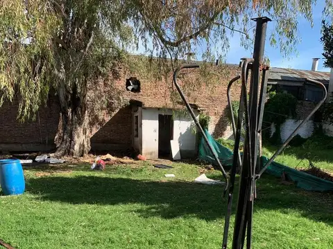 Casa 4 ambientes en  venta a refaccionar