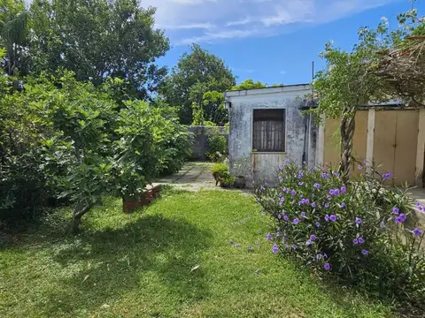 Casa de cuatro dormitorios y tres  baños, con cochera y jardin