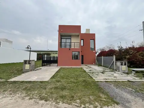 Casa en Alquiler 4 dormitorios, pileta y parrilla calle 517 N°2087 B° El Cauquen