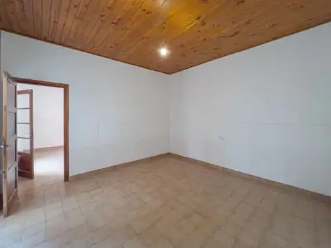 CASA DE PASILLO EN VENTA EN VERA MUJICA AL 1180
