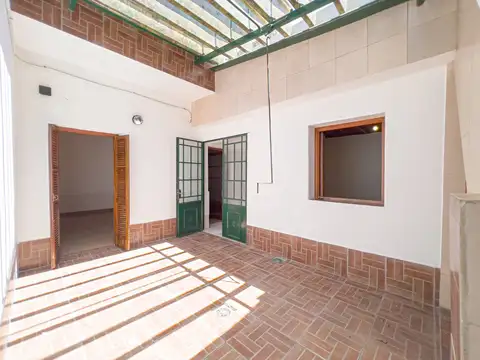 CASA DE PASILLO EN VENTA EN VERA MUJICA AL 1180